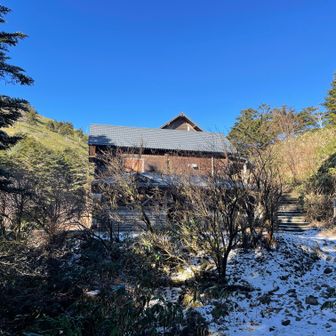 萬岳荘。休業中。トイレ100円