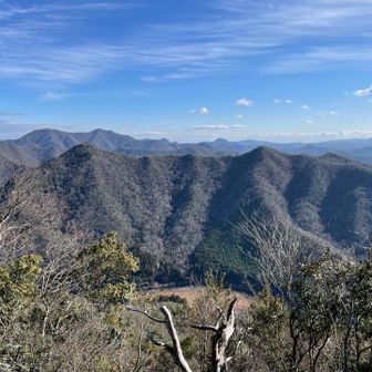 今日一番の絶景が見れました。
ここでお昼ご飯食べたかったけど狭かったので山頂へ戻りました。