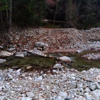 （山頂方向を見て撮影）登山口の渡渉。壊れていません。この橋を渡る。