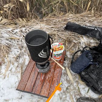 シンさんが吹雪の中湯を沸騰してくれる🥶