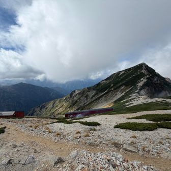 やっと笠松岳頂上山荘の上に着いた