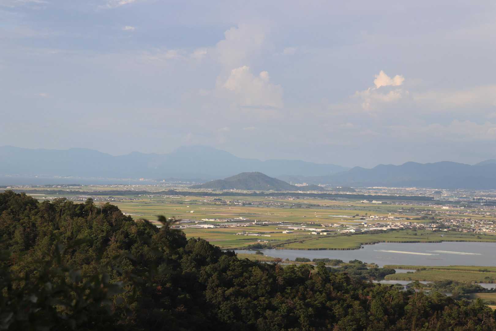 荒神山の奥に伊吹山