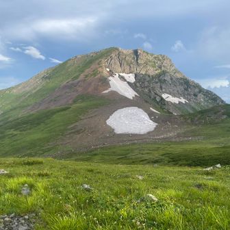 ２日目は旭岳（日本百高山）を見ながら6時出発
今日も昼前から雷注意報⚡
まだこちら側は青空ですが日本海側から黒い雲とゴロゴロという音が聞こえる…
