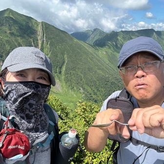 山頂に置いてあるスプーンを持って「ユリゲラ〜🥄」・・・って、若い子は知らないでしょう。。。🫢　
昔は給食の時間に真似するのが流行っていました🥄