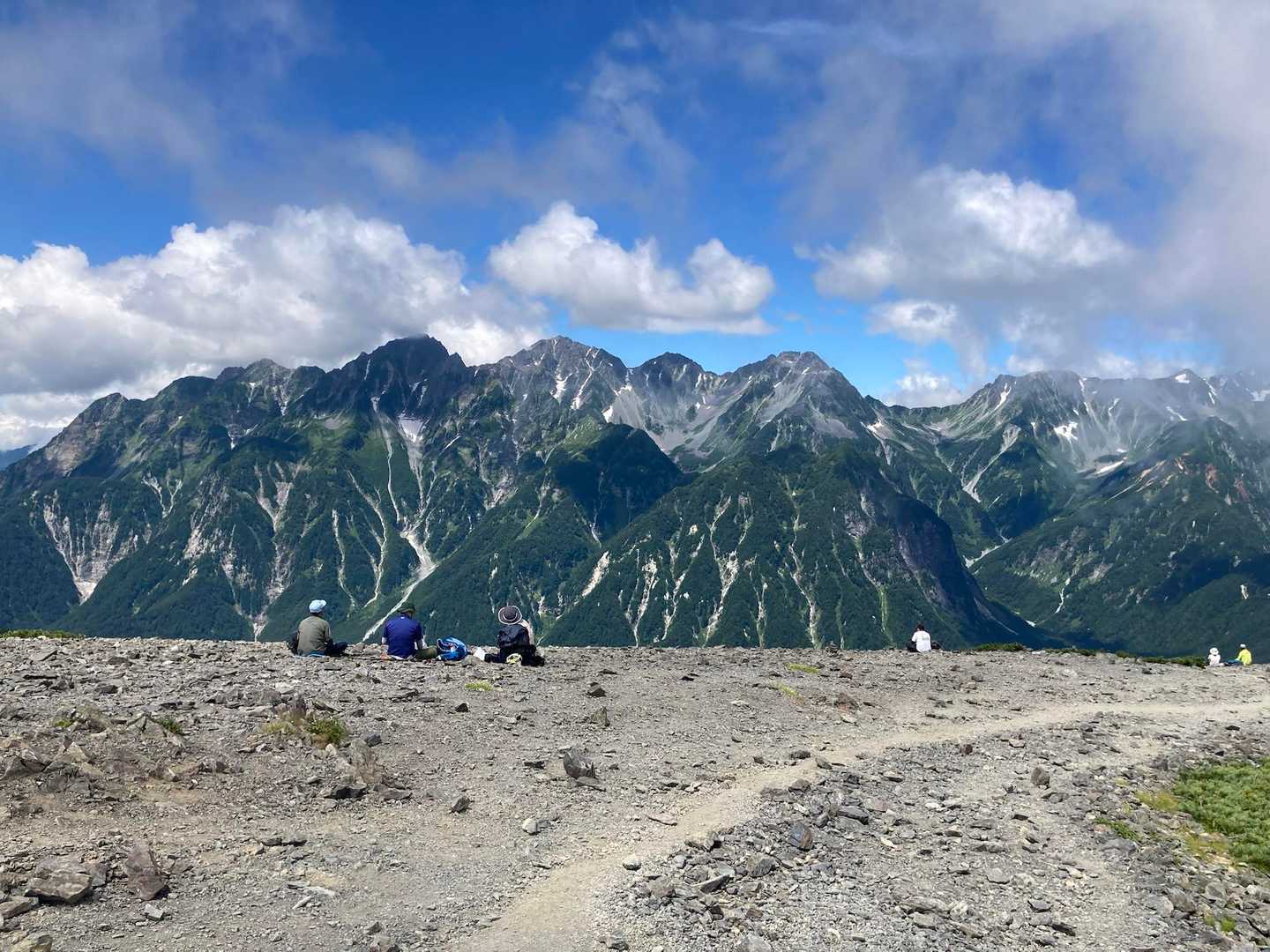 蝶ヶ岳 | 苔むした森を抜けてなだらかな稜線に立てば、槍・穂高連峰の大パノラマの写真