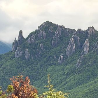 明るくなって、幾つもの岩肌、鋭い岩峰を見せる瑞牆山