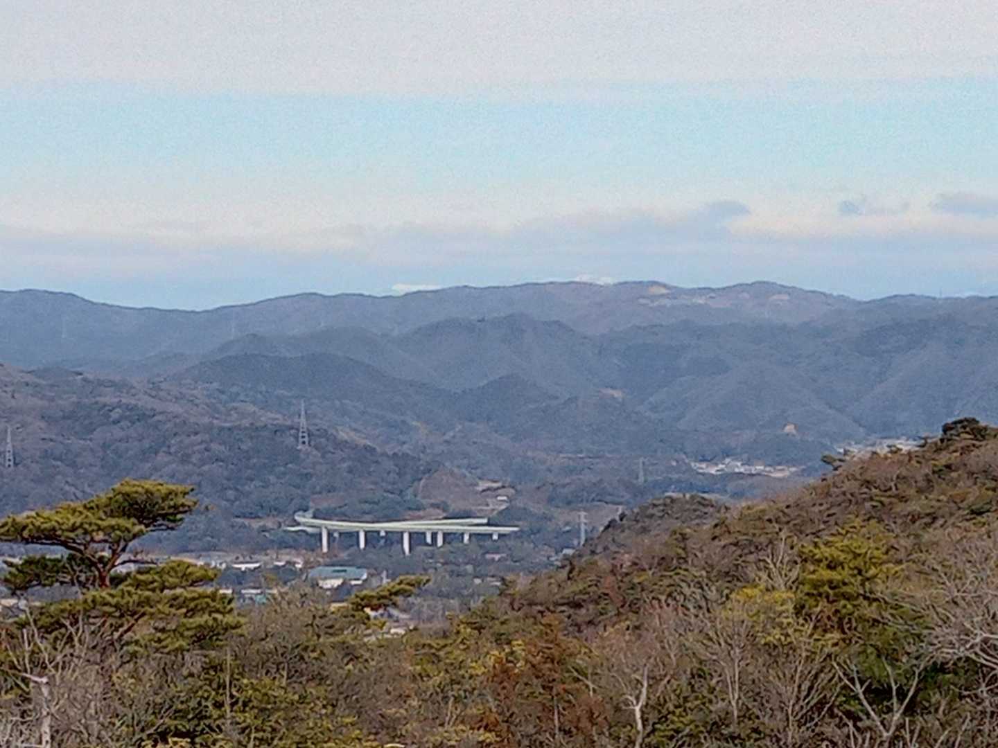 振り返ると山陽自動車道、山陽新幹線が見えます。