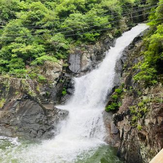 横からの滝も凄い