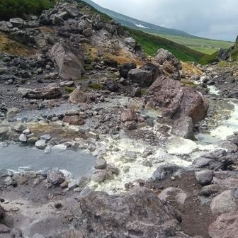 谷に下りると中岳温泉♨️
沢の色が変わってます
硫黄の臭いします