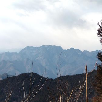 ゴツゴツの両神山。白泰山側から見た感じと似てる。方角的にはちょうど反対側かしら。