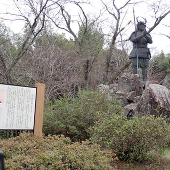 太鼓の壇　山中鹿介幸盛の銅像