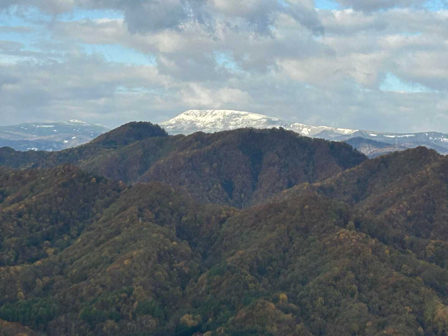 八剣山往復 | 岩を掴み、街を見下ろす。お手軽アスレチックの後は温泉でサッパリの写真