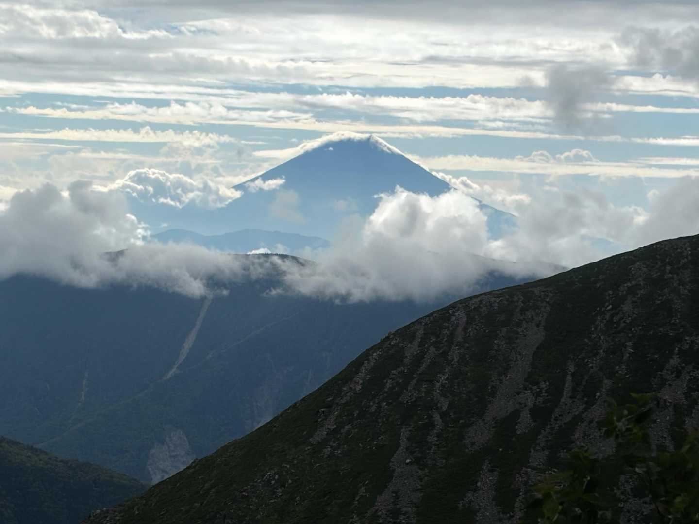 富士山は雲を纏い