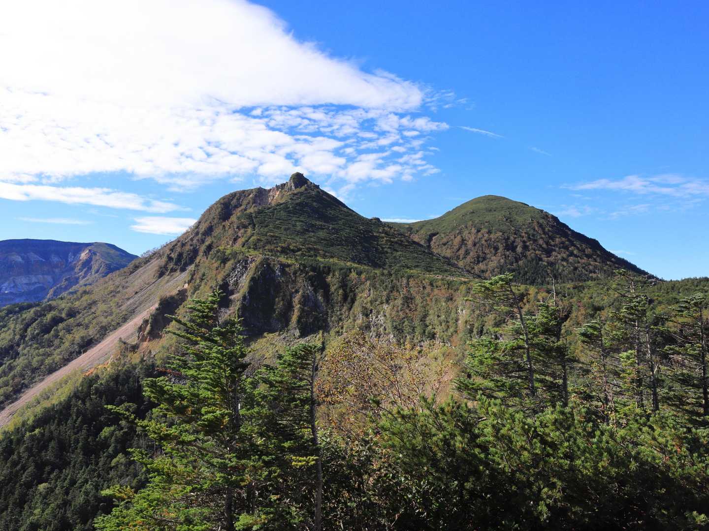 天狗岳は双耳峰です。
双耳峰とは、「山頂の標高がほぼ同じで2つの耳のように並んでいる山のこと。」だそうな。