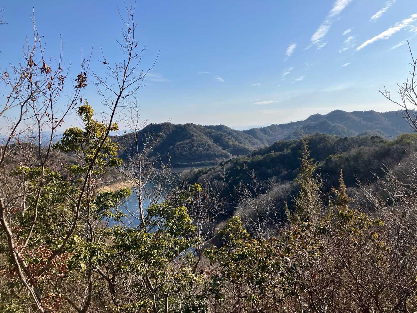 東側、神谷池と藤ノ木山