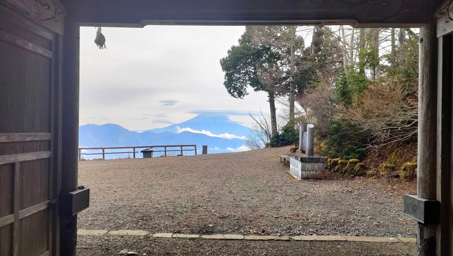 残念ながら笠雲の富士山。
雨☔に降られないで登れるだけ良しという事で😀