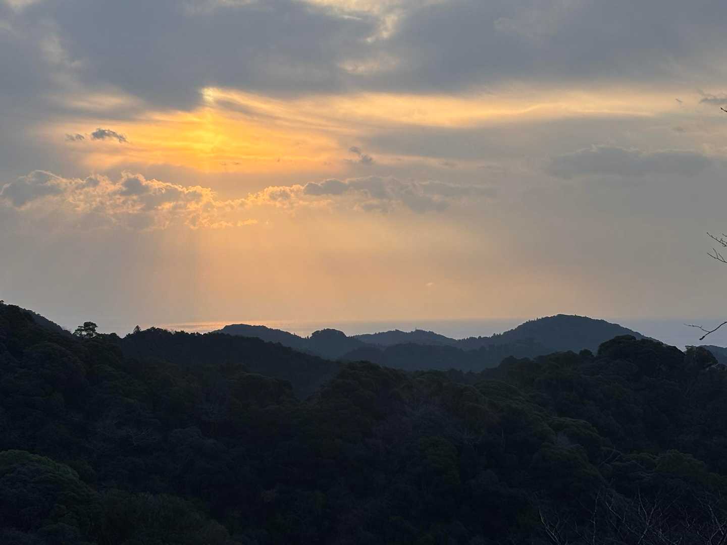 神々しい朝日がさしてきました。花嫁の気持ちも和みます。
