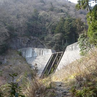 この堰堤越えも辛い