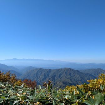 険しくも楽しい稜線歩きが続きます。
右に見えるは美しいシルエットの飯豊連峰✨️