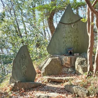 祀られている神様たちが大物過ぎて居心地が悪く､拝んですぐ退散