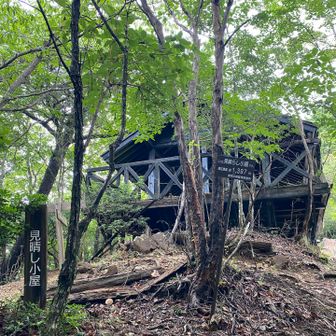 見晴らし小屋　かなり朽ちて来てますが入口付近は入って休憩出来ます