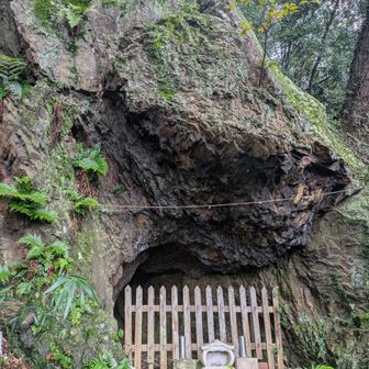 山頂直下に胎内洞穴があります。