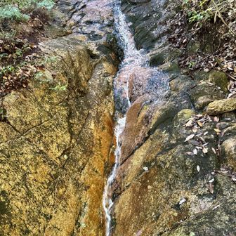 下山途中の小さな滝の水音に癒されながら
