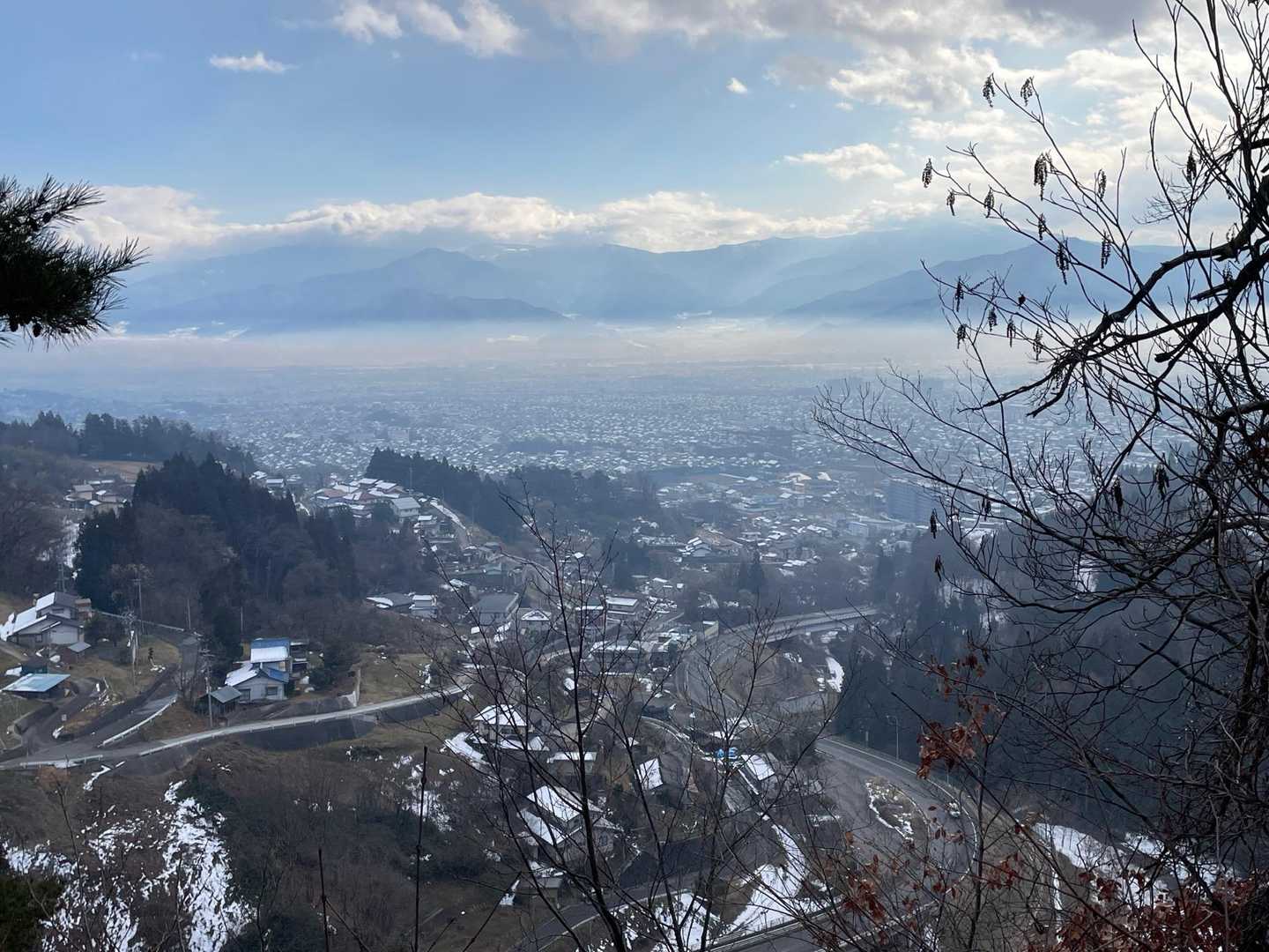 展望開けた。長野市街の屋根に雪