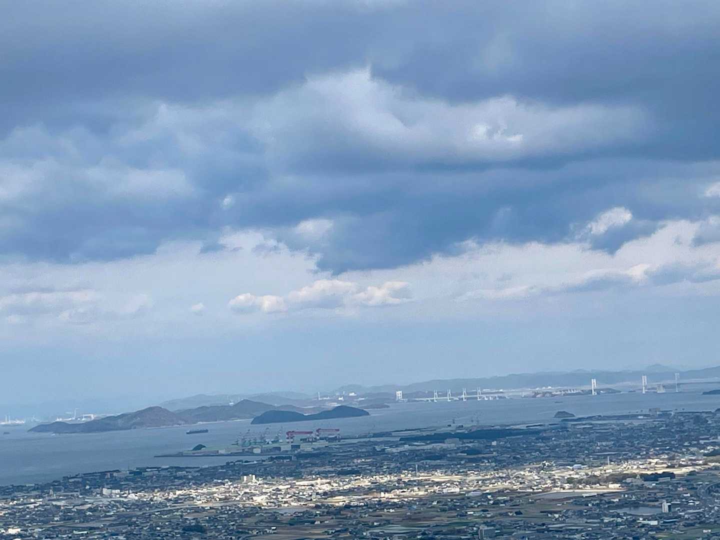 丸亀市の沖に本島と瀬戸大橋が並ぶ
手前の牛島がヒョッコリひょうたん島
みたいだ←知ってる？