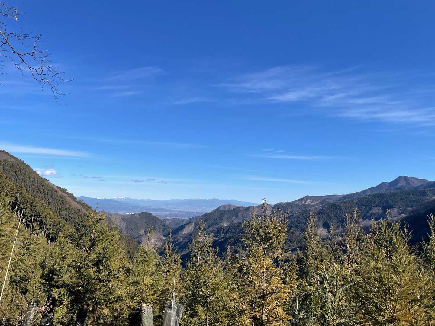 遠くに赤城山と子持山？
その更に向こうには雪を被った日光の山々。