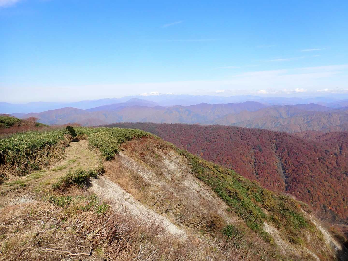 再度上から稜線越しの白山、周囲が見渡せるが全体的にすでに霞んでいる