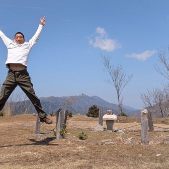 国見広場の国見石。
国見岳の方向を向いています。