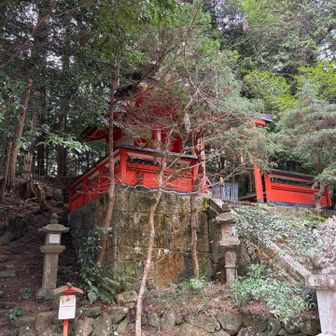 山口神社　この背後にある巨石が元々御神体だったとのことです。