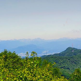 遠くに残雪のある山々