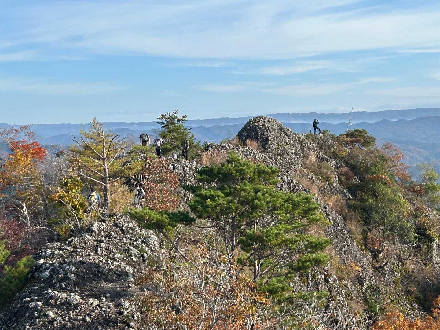 奥の人が立っているところまで行ける。
