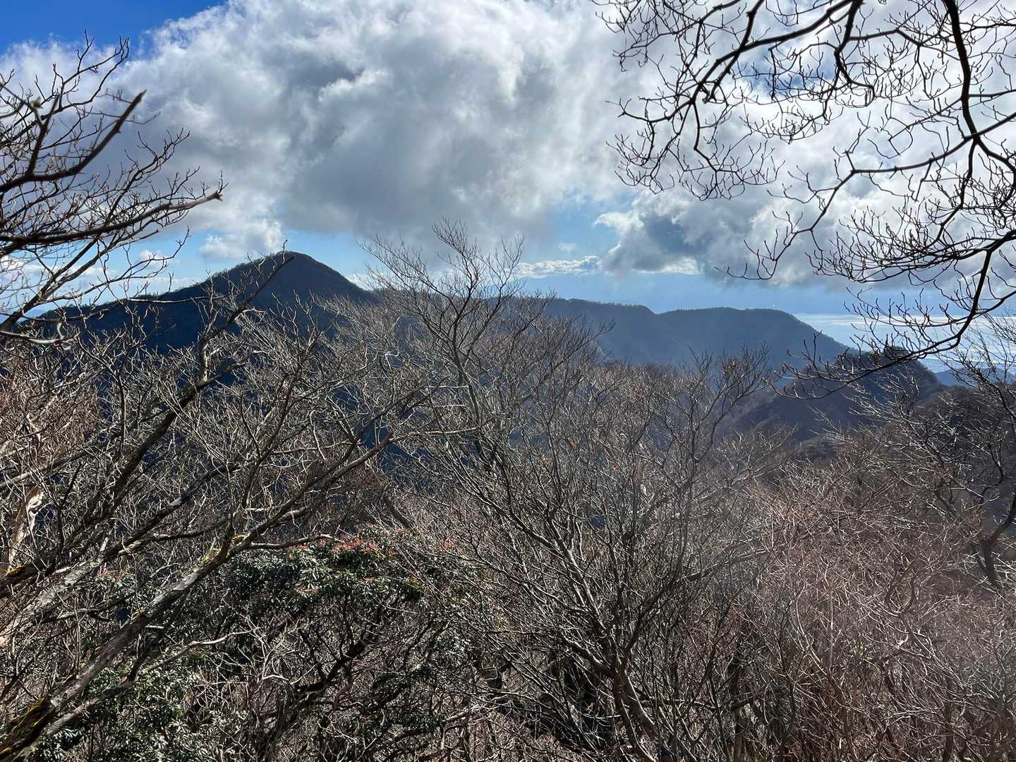 左側は来年奈良の登山サークルで登頂予定の位牌岳
右に見えるなだらかな部分は愛鷹山
お天気に恵まれますように🙏