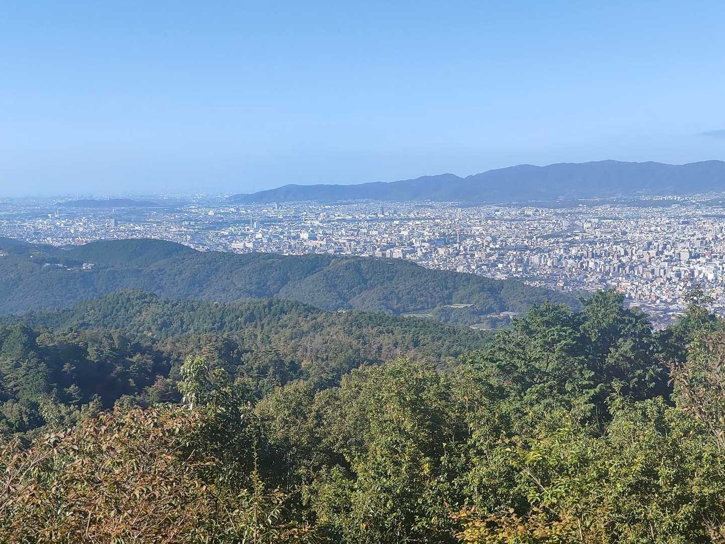 ﾋﾟｰｸから
手前は京都トレイル東山コース