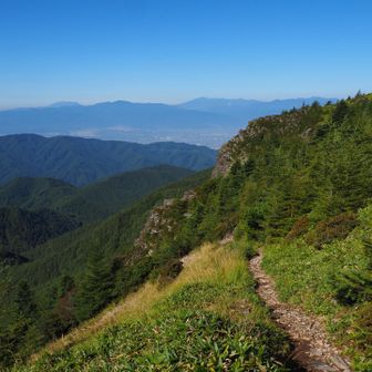 景色に見惚れすぎないように
鉄平石で足元は不安定