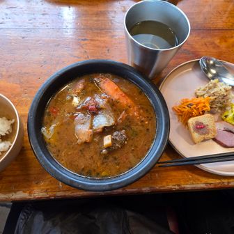 夕食の鹿肉入ジビエシチュー、ハーブが効いていてめちゃうま。しかーし体調が悪くて食べれない😮‍💨。身体を冷やしすぎて血管が収縮し血中酸素濃度が低くなったようです。ストーブで温まりながらos1やポカリを摂取。高山病の時に寝てしまうとよけいに酸素を取り入れれないので悪化するらしい(失敗)😵‍💫