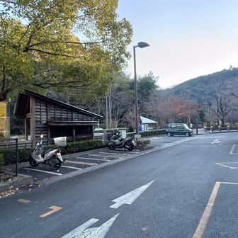 夕焼け小焼けの無料駐車場
今朝はバイク、途中の路面は霜で緊張の運転でした