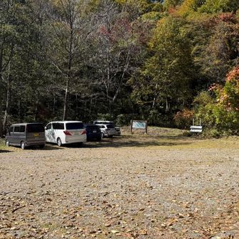 上の駐車場　登山口に近いけど舗装されていません