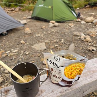 夕食はドライカレーとミニラーメン。このドライカレー、私には辛すぎた😅