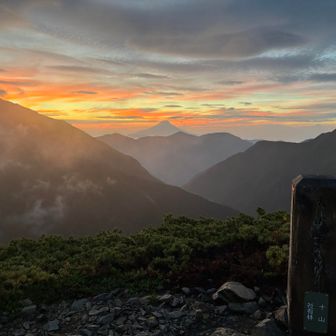 大沢岳山頂　百高＆静百
刻々と変わる空のグラデーションに、ただただ感動しました😌