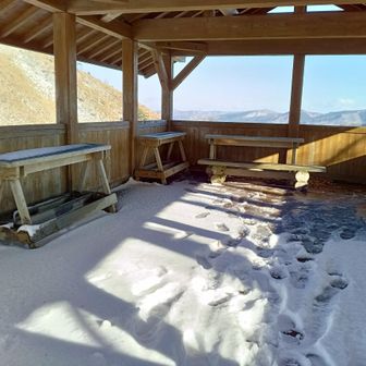 西四阿。
ベンチがここに集められていた。