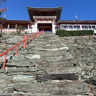 結晶片岩でできた長い石段を登ってゆきます。