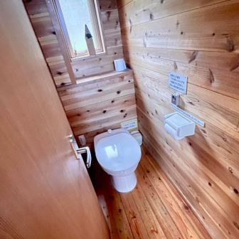 驚いたのは山小屋らしからぬこのトイレ。
本当にキレイで、檜の香りがしてました