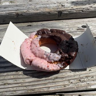 ゆっくり出来ないけど、せっかく持って来たミスドのストロベリーアンドチョコファッション🍩をいただく😋