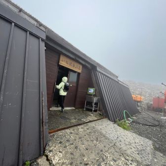 10時過ぎに、北岳山荘に到着
着いた途端に土砂降り☔️でした

北岳山荘の宿泊予約は"南プスリザーブ"にて
事前に完了してます