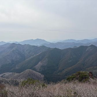 山頂から、西側。
山頂下のお気に入り岩🪨で休憩して帰ります。
本日もありがとうございました😊