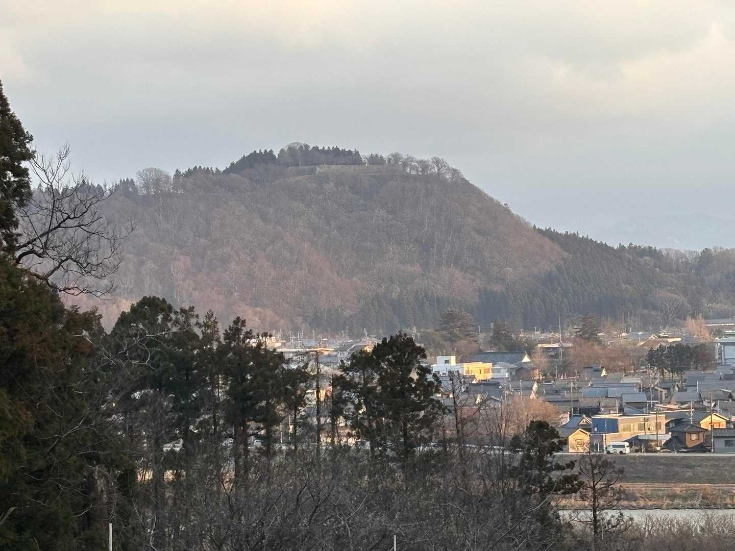横から臥牛山